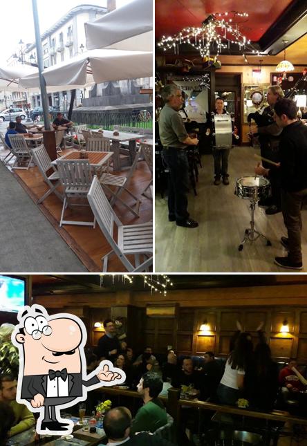 Siediti a un tavolo di Macpherson Scottish Pub