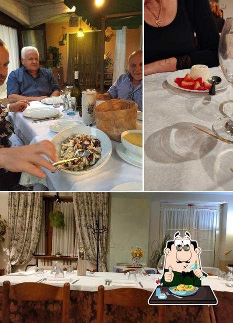 Questa è la immagine che mostra la cibo e interni di Rustica Trattoria Costa