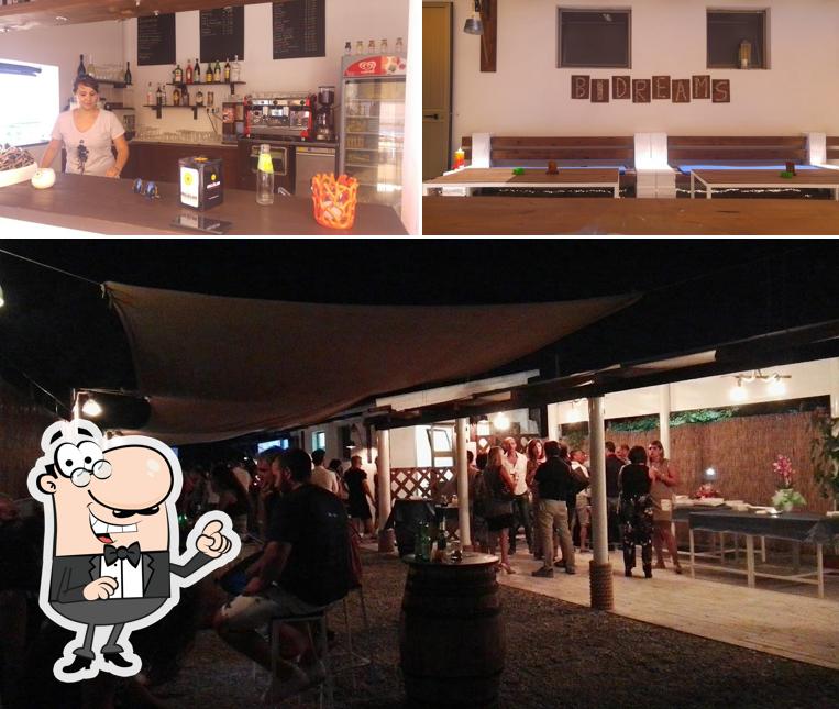 Tra le diverse cose da BiDreams Bar si possono trovare la interni e bancone da bar