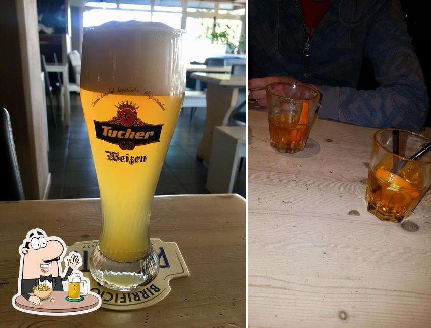 Puoi prenderti un rinfrescante bicchiere di birra chiara o scura