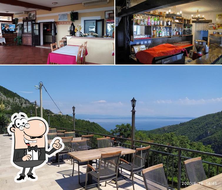 La interni e bancone da bar del ristorante