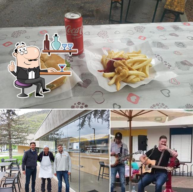 La foto della interni e cibo di Naturnser Würstelbude