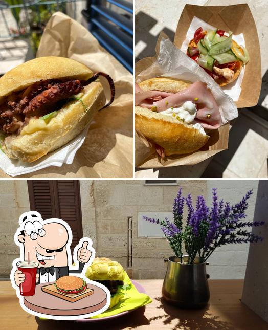 Gustati uno dei tipi di hamburger disponibili a Atipico