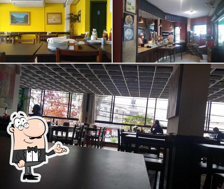 Sente em uma das mesas no Magic Chicken