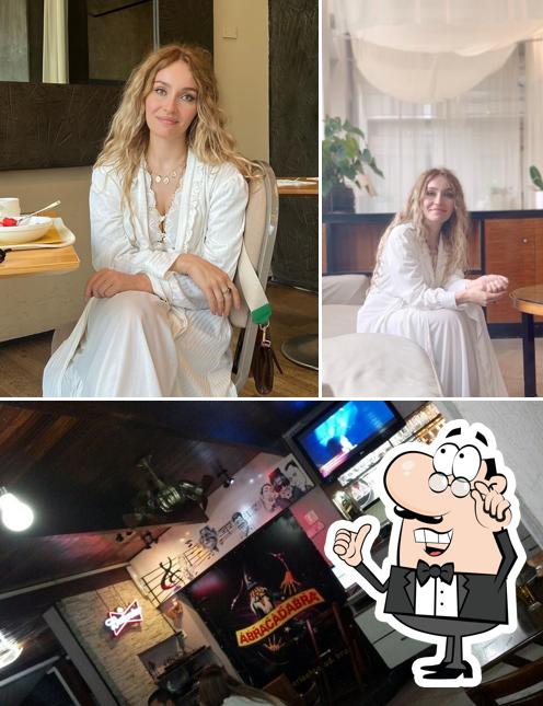 Sente em uma das mesas no Abracadabra