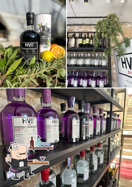 Tra le varie cose da Hvar22 Gin House si possono trovare la interni e cibo