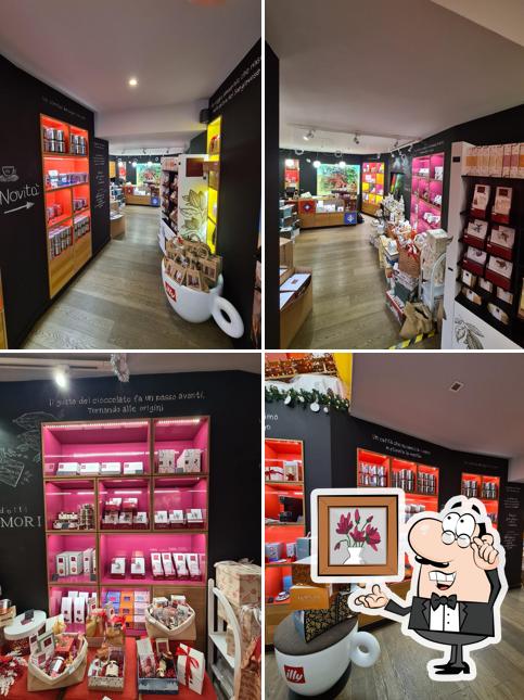 Dai un'occhiata agli interni di Illy Shop Brescia - Caffè, capsule, dolci, cesti regalo