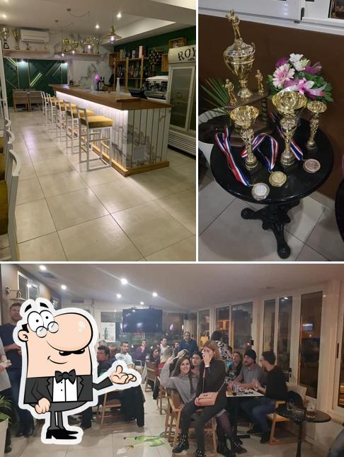 Siediti a un tavolo di Caffe Bar Royal