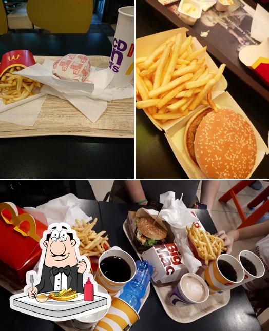 Assaggia un piatto di chips con diversi tipi di salsine