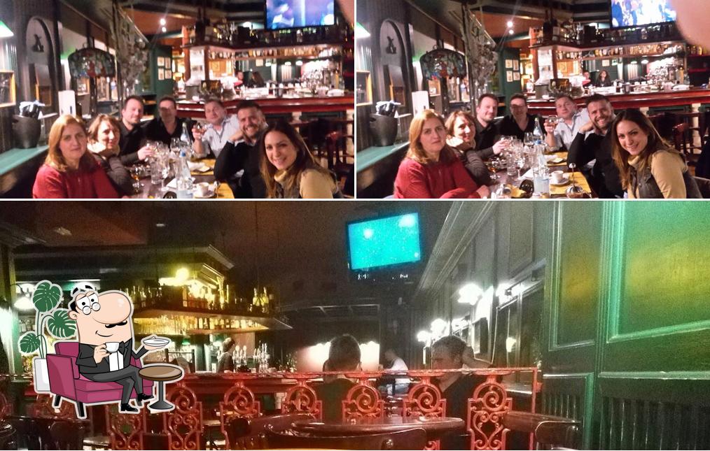 Dai un'occhiata agli interni di Kent Pub