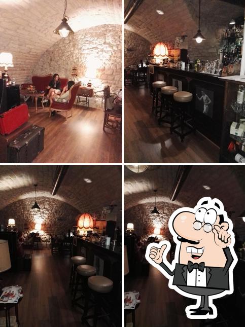 Gli interni di speakeasy club 1920