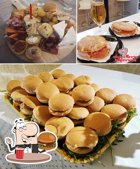 Ordina un hamburger a Caffetteria Imperiale