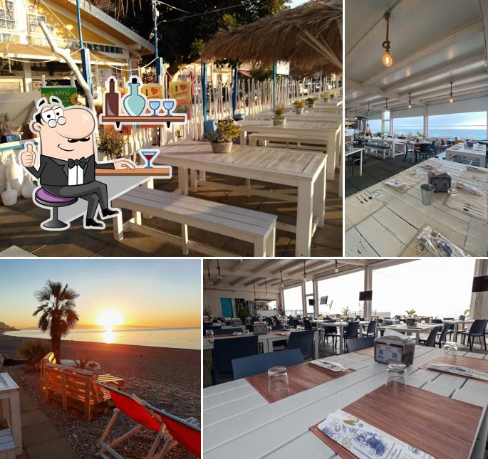 Siediti a un tavolo di Girasole Lounge Bar Lido e Spiaggia Attrezzata