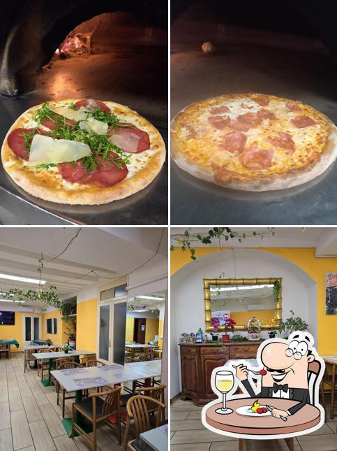 Tra le diverse cose da Pizzeria da asporto si possono trovare la cibo e interni