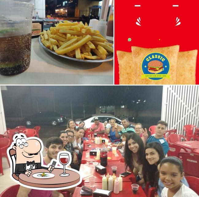 Esta é a foto apresentando comida e interior no Classico Lanches Pirapozinho - Classico Hamburgueria - Classico Pastéis