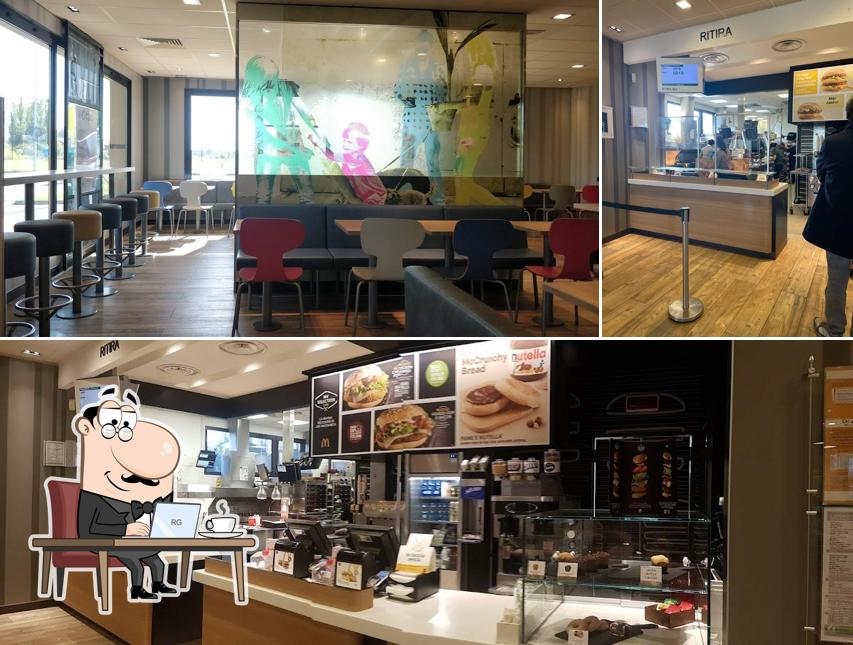 Dai un'occhiata agli interni di Mc donald's Ravenna drive esterno Parco Mirabilandia
