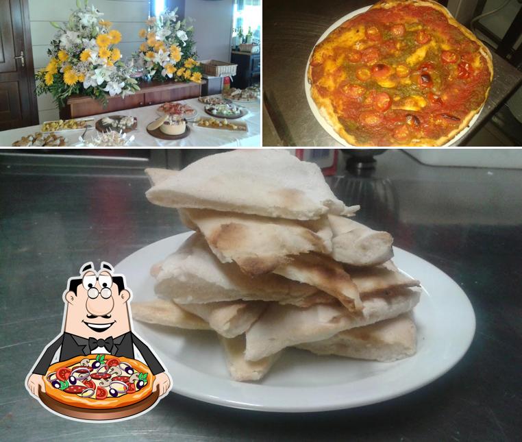 A Pizzeria Ristorante La Rustica, puoi prenderti una bella pizza