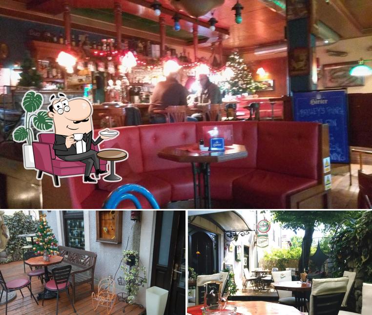 Siediti a un tavolo di Caffe Bar Falcon
