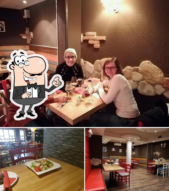 Siediti a un tavolo di Trattoria Rossa