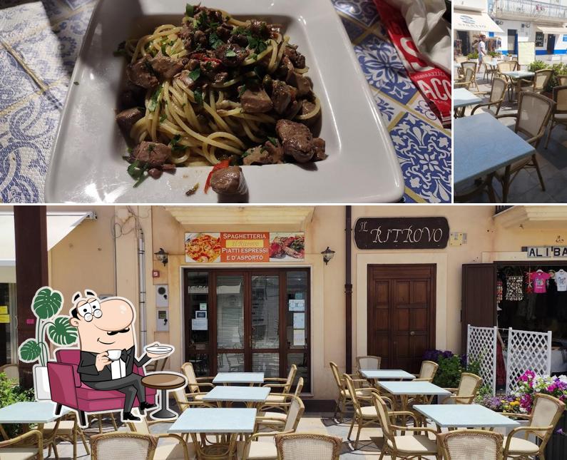 Tra le varie cose da Il Ritrovo si possono trovare la interni e cibo