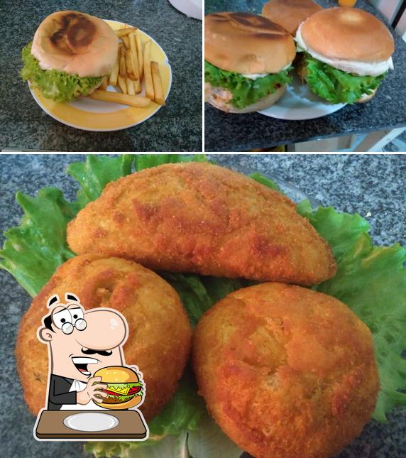 Deguste um dos hambúrgueres oferecidos no Good Lanches