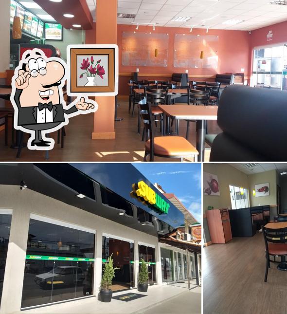 Sente em uma das mesas no Subway Piçarras