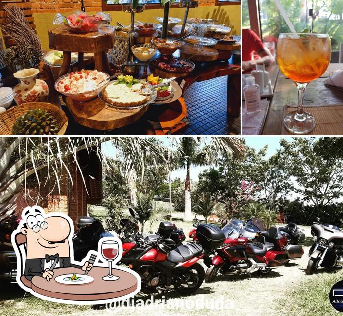 A comida e bebida do restaurante