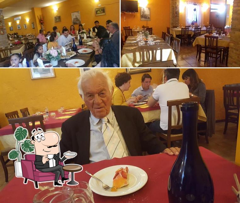La immagine di interni e tavolo da pranzo da Osteria del Buongustaio