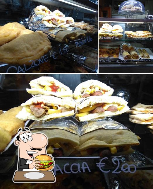 Prenditi un hamburger a Lo Chalet