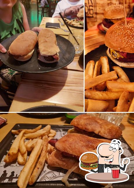Prenditi un hamburger a Black Dog rocknfood Pub, braceria, friggitoria