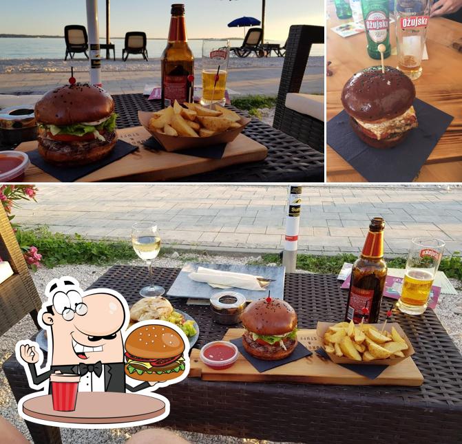 Prenditi un hamburger a Paradiso Beach Bar