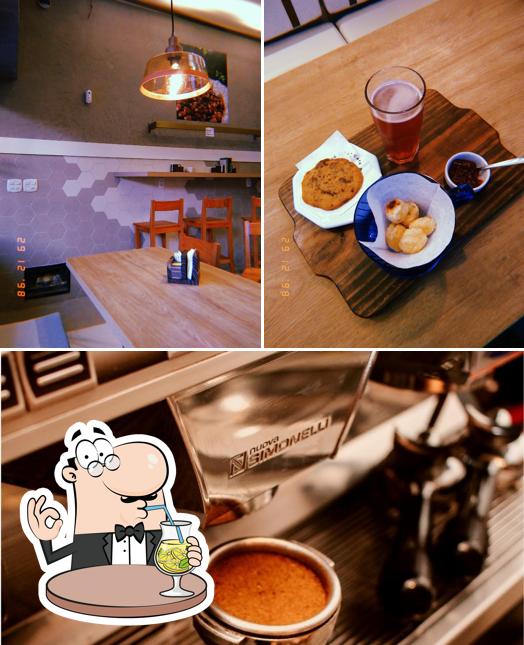 A foto da bebida e mesa de jantar a Café positivista