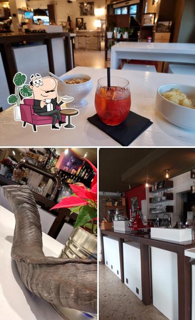 Gli interni di Help Lounge Bar