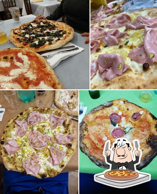 A Pizzeria Antipasteria Salvatore dal 1999, puoi goderti una bella pizza