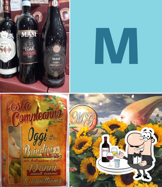 Ordina un drink o cocktail alcolico dal menu