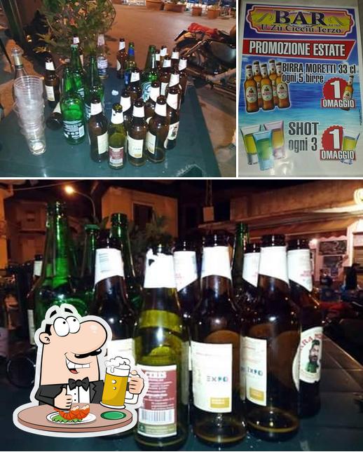 Puoi ordinare un rinfrescante bicchiere di birra chiara o scura