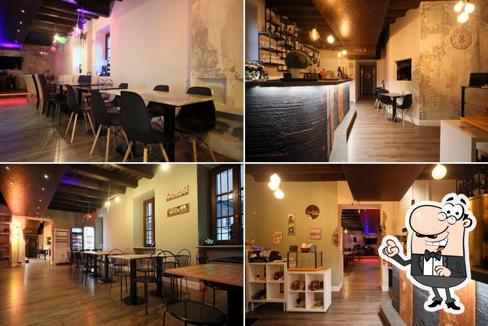 Siediti a un tavolo di Bar Giulini