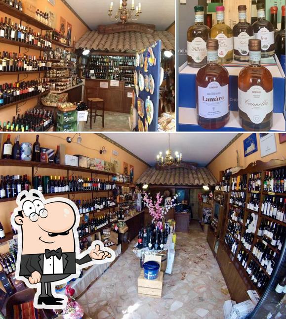 Gli interni di Enoteca A'Cannata