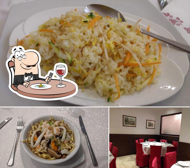 La cibo e tavolo da pranzo del ristorante