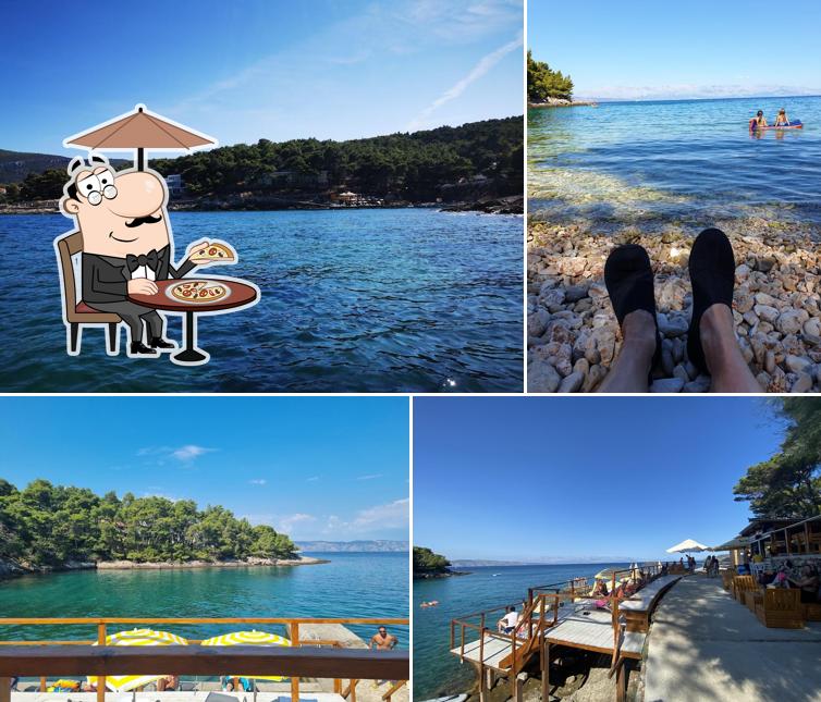 Goditi la vista dall'area esterna di Tirkiz Beach Bar