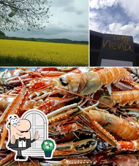 Tra le varie cose da Caffe Nena si possono trovare la esterno e frutti di mare