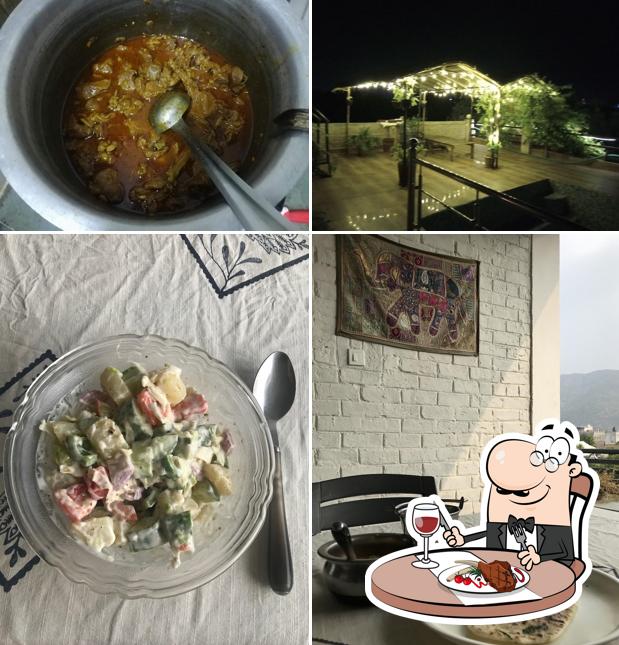 Try out meat dishes at Café The Wall