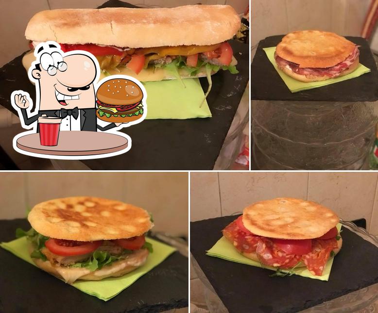 Ordina un hamburger a Giorgina Bar