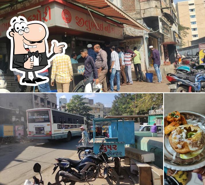 Here's a photo of Jitubhai Ni Kachori