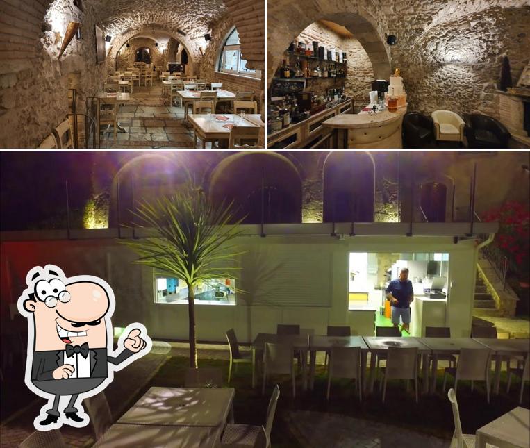 Siediti a un tavolo di Osteria O' Pizzaiuolo - Le Segrete del '700