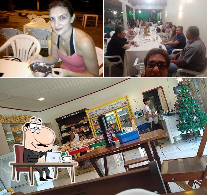Sente em uma das mesas no Bom Gosto