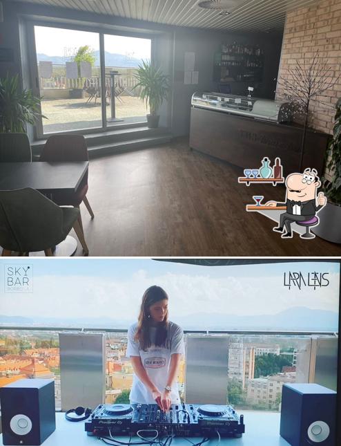 Gli interni di Sky bar Borbona
