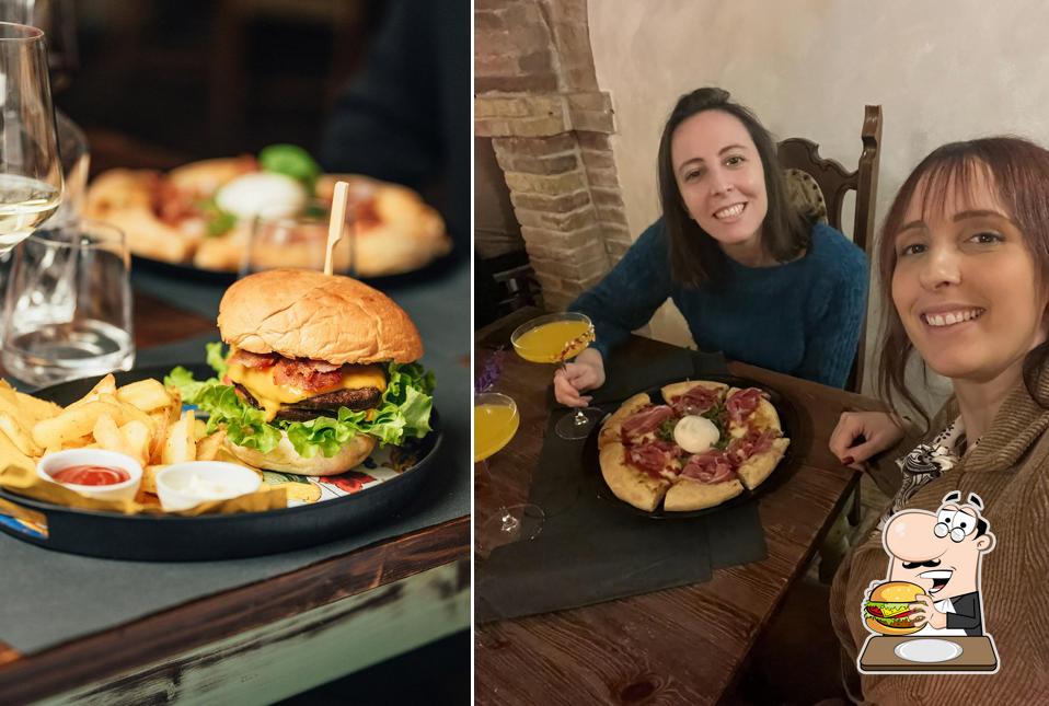 Ordina un hamburger a Dante's Spirits • Wine • Beer