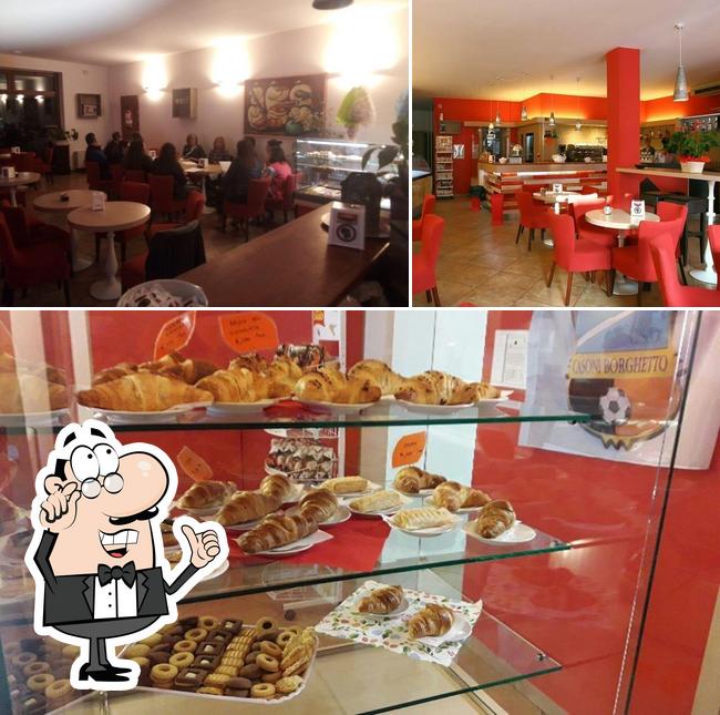 Siediti a un tavolo di Excellent Caffè