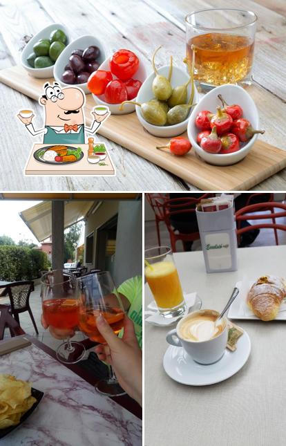 La foto di cibo e tavolo da pranzo da BAR FANTASY